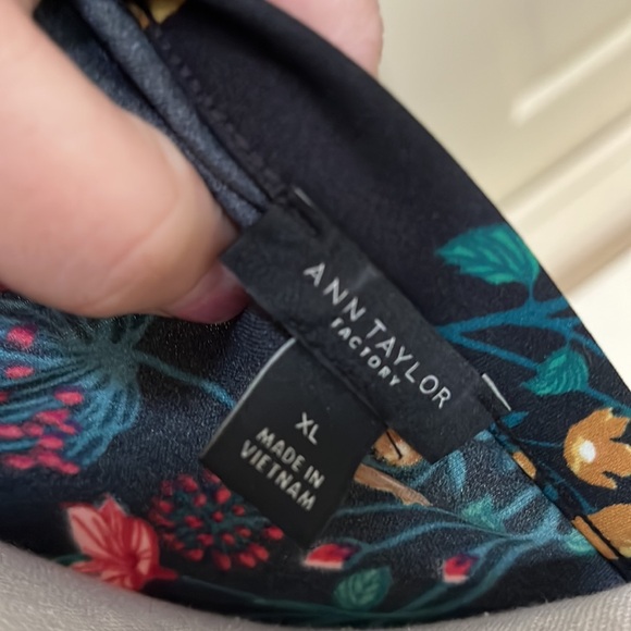 Super cute like new Ann Taylor xl blouse stretchy light and comfy. - Picture 6 of 6